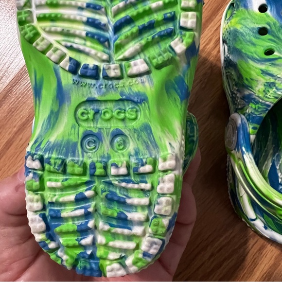 Toddler Crocs with Green and Blue Swirl size 6 - Picture 3 of 5